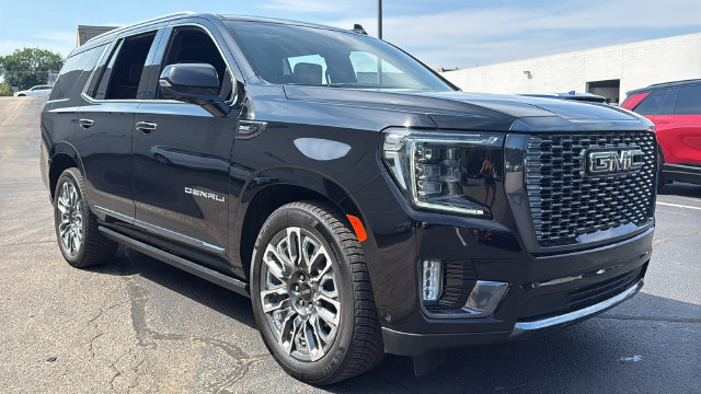 Used 2023 GMC Yukon Denali Ultimate AWD/4WD image 10