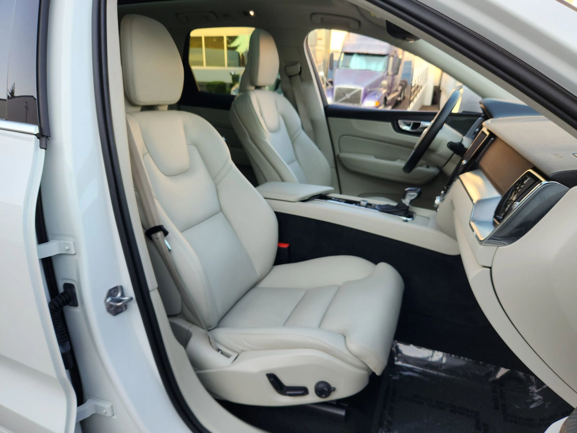 Used 2019 Volvo XC60 T5 Momentum w/ Multimedia Package image 18