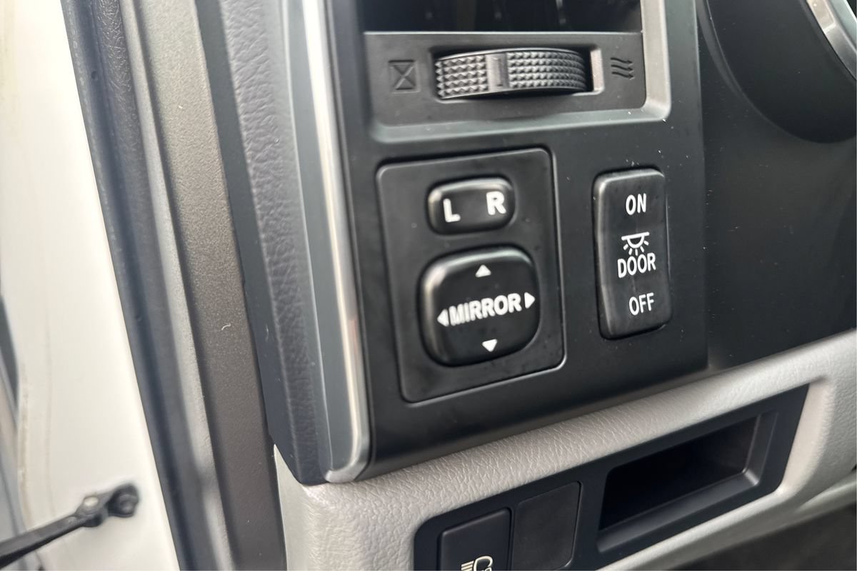 Used 2019 Toyota Sequoia SR5 AWD/4WD image 37