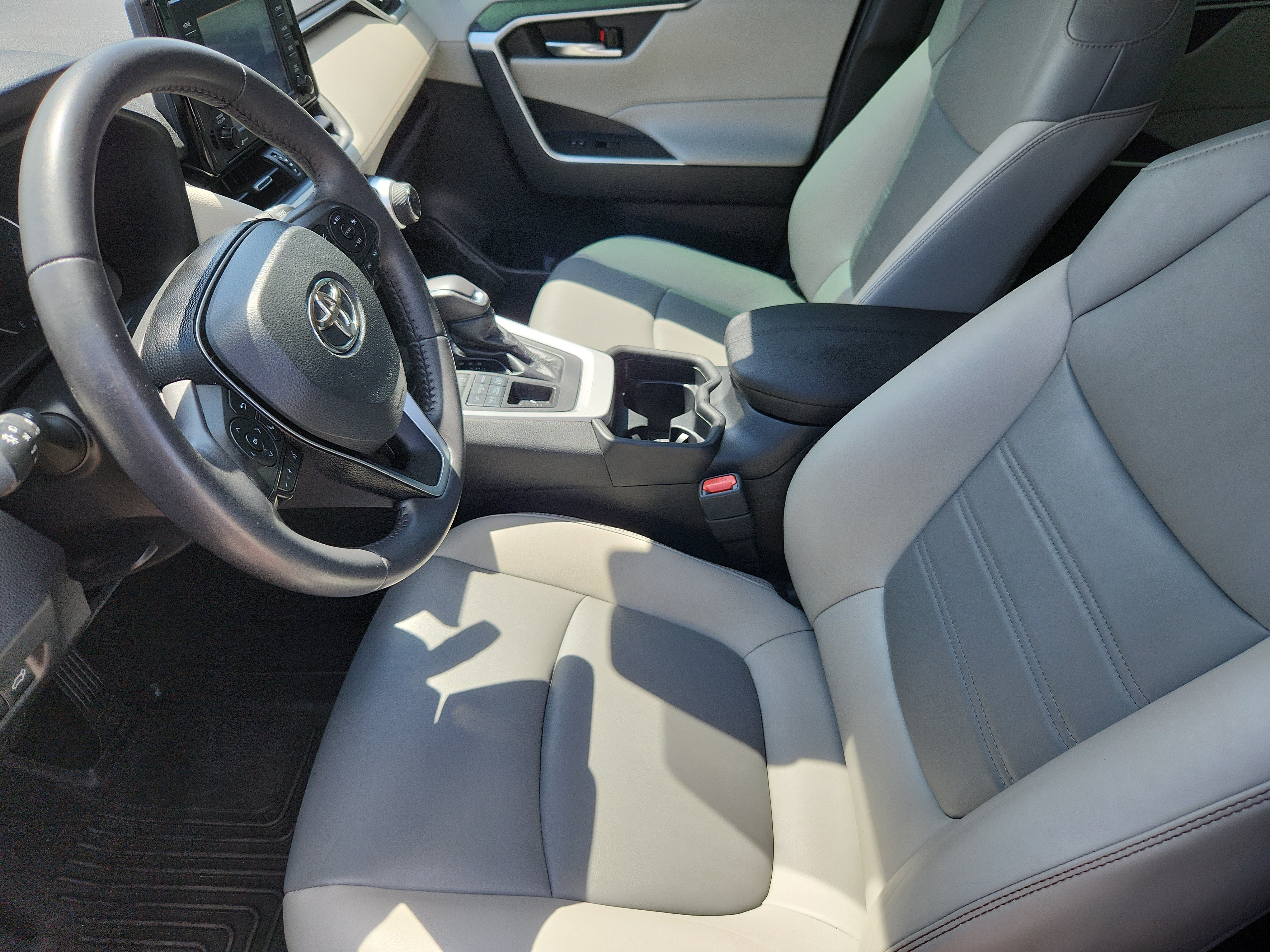 Used 2021 Toyota RAV4 XLE Premium AWD/4WD image 8