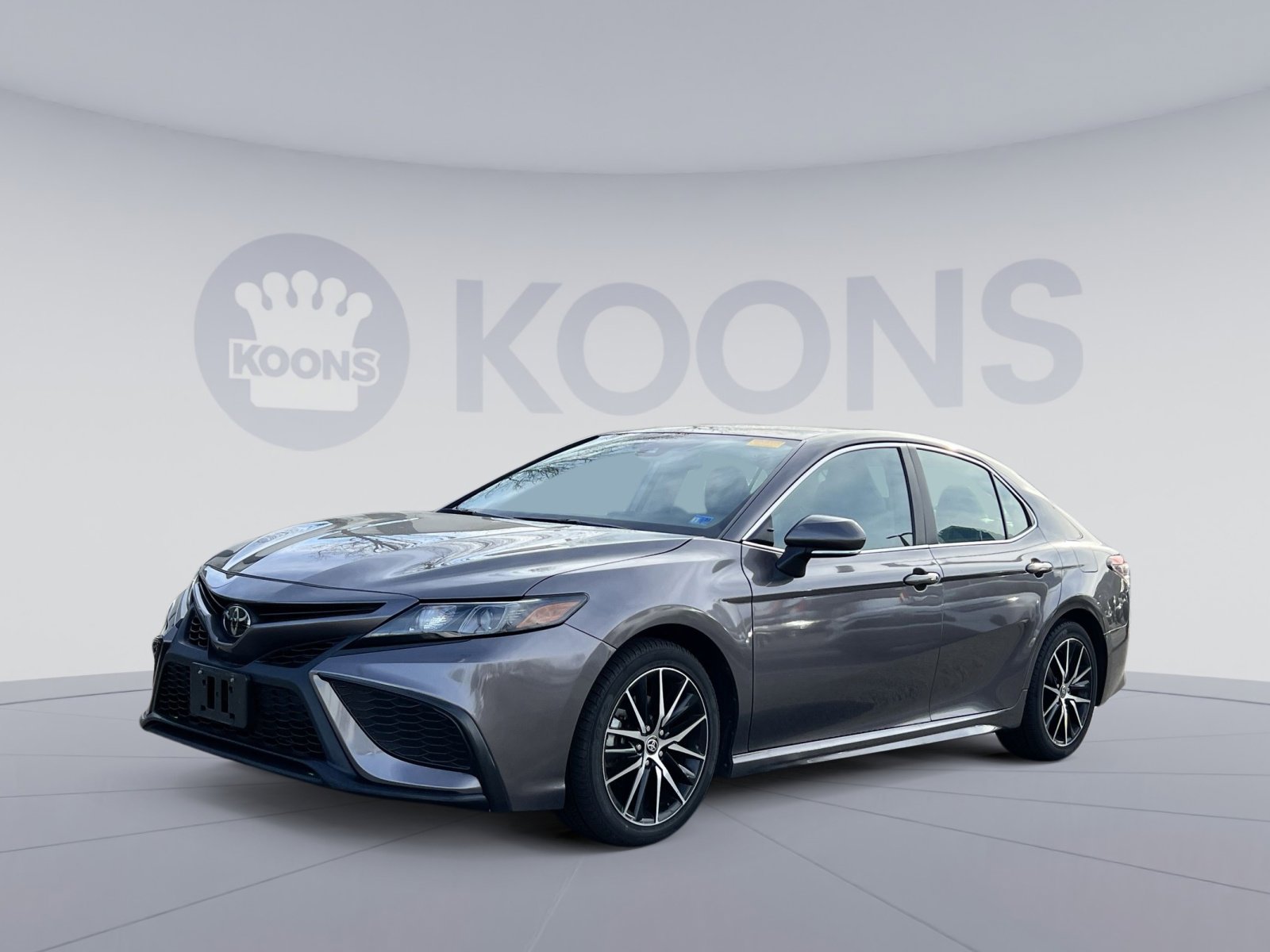 Used 2024 Toyota Camry SE image 1