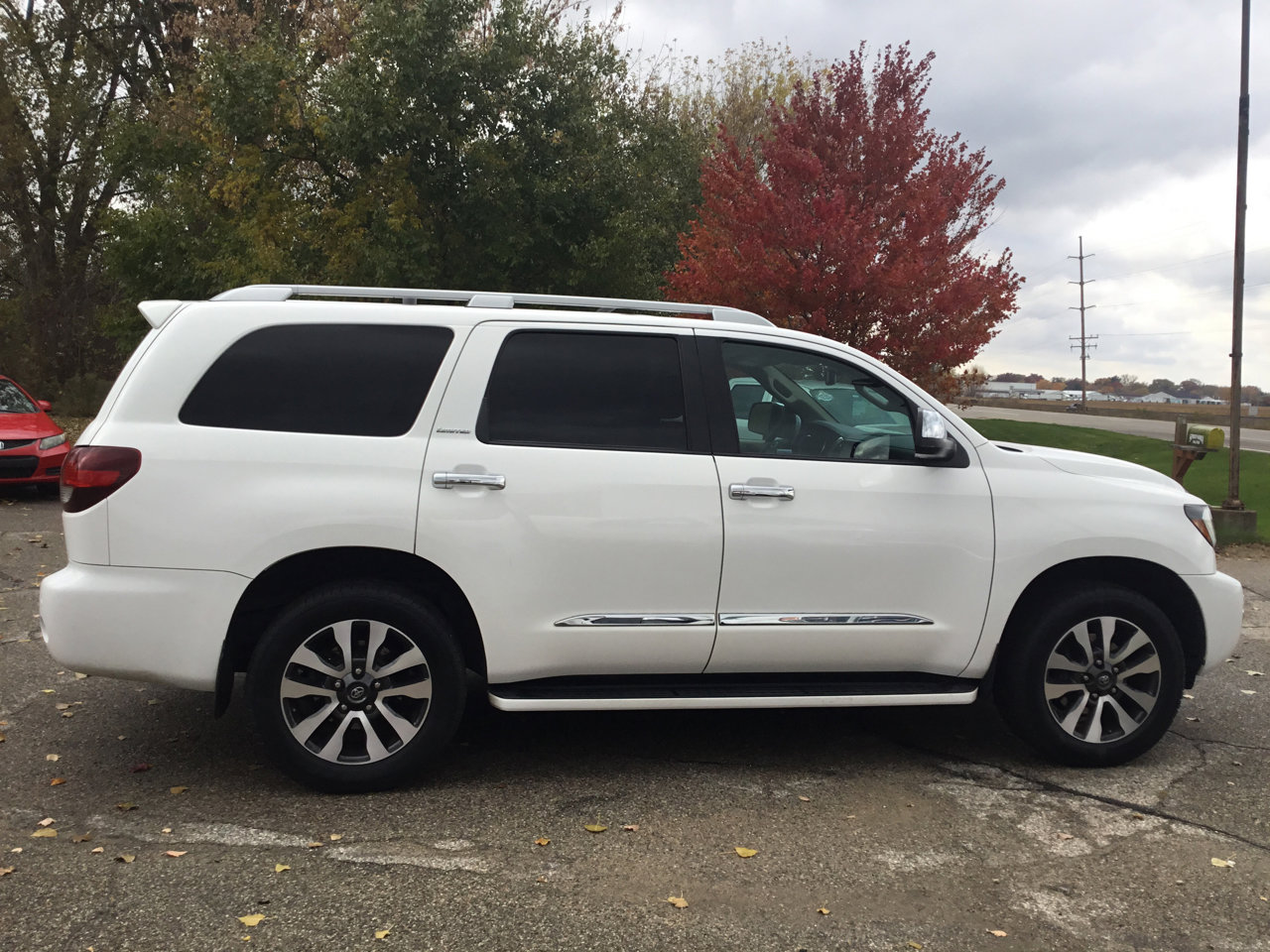 Used 2019 Toyota Sequoia Limited w/ Safety & Convenience Package image 4
