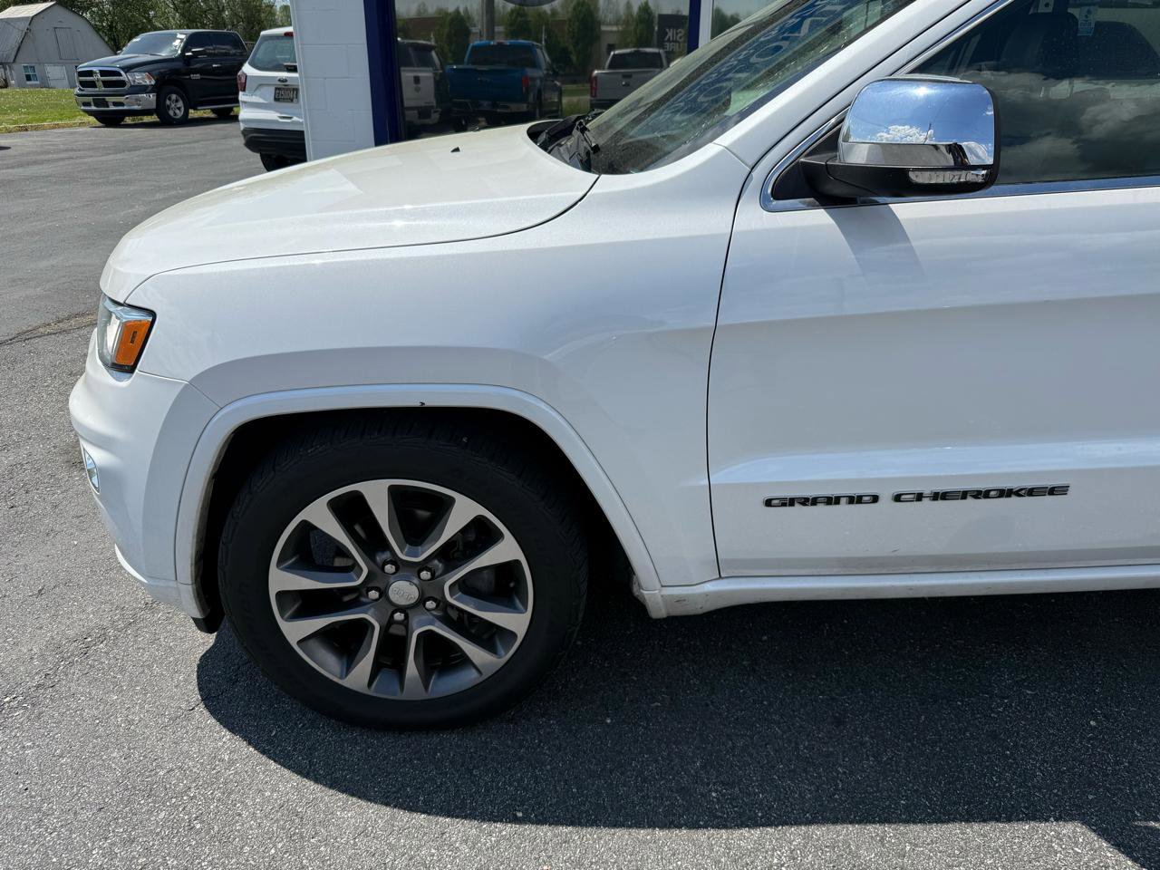 Used 2018 Jeep Grand Cherokee Overland AWD/4WD image 3