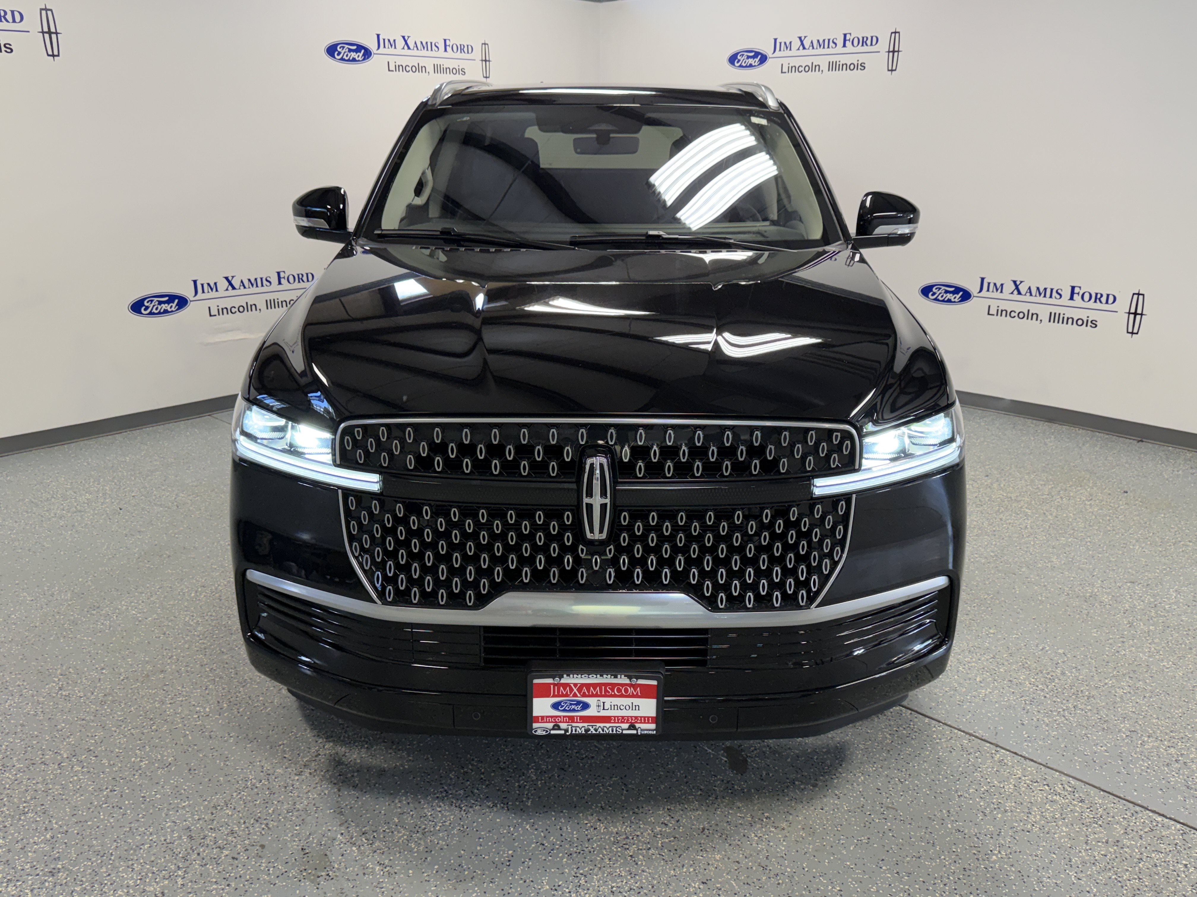 Used 2025 Lincoln Navigator Reserve AWD/4WD image 2
