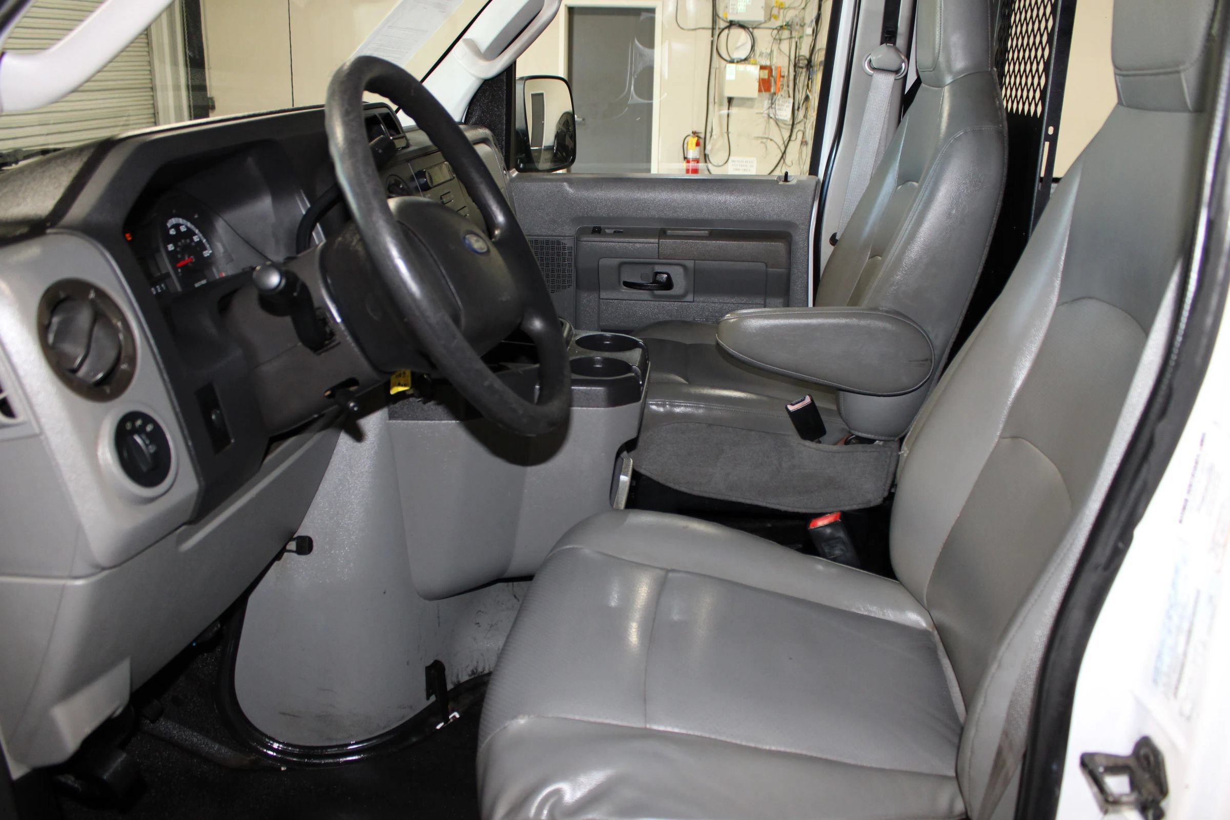 Used 2009 Ford E-350 and Econoline 350 Super Duty RWD image 16