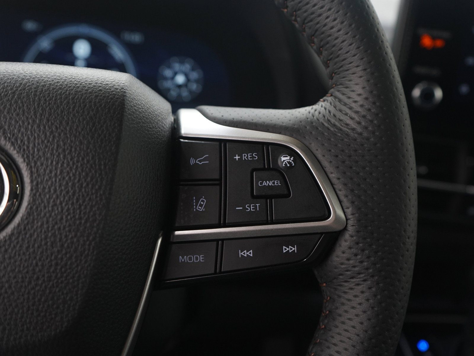 Used 2025 Toyota Sienna Platinum AWD/4WD image 36