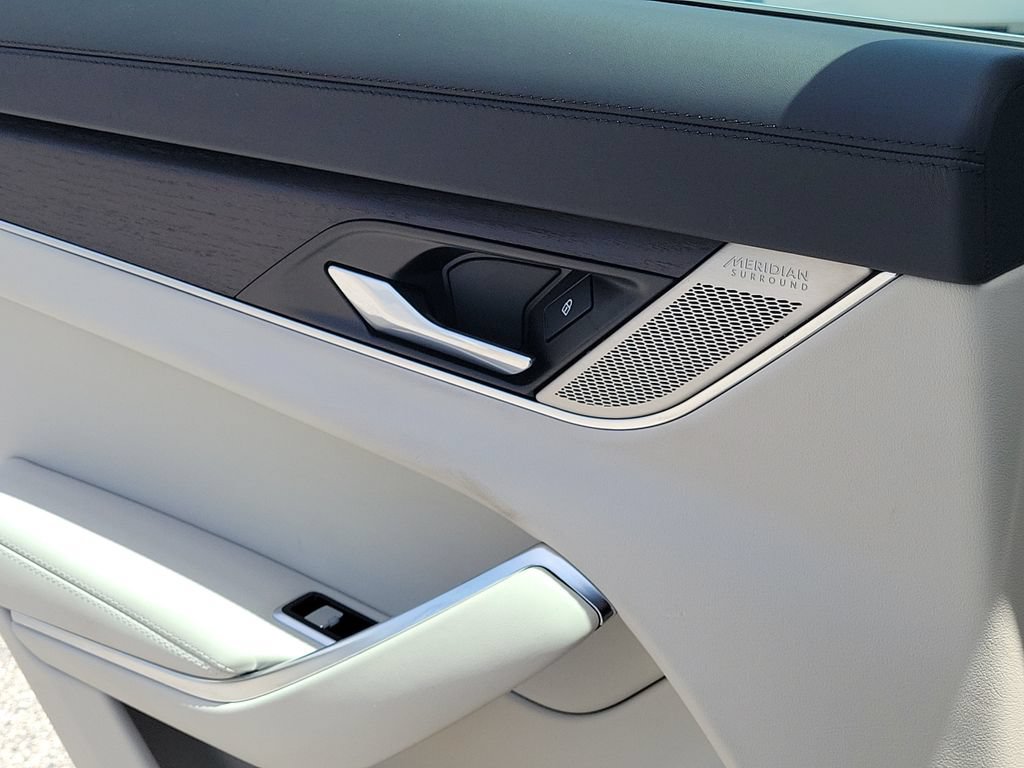 Used 2022 Jaguar XF SE RWD image 18