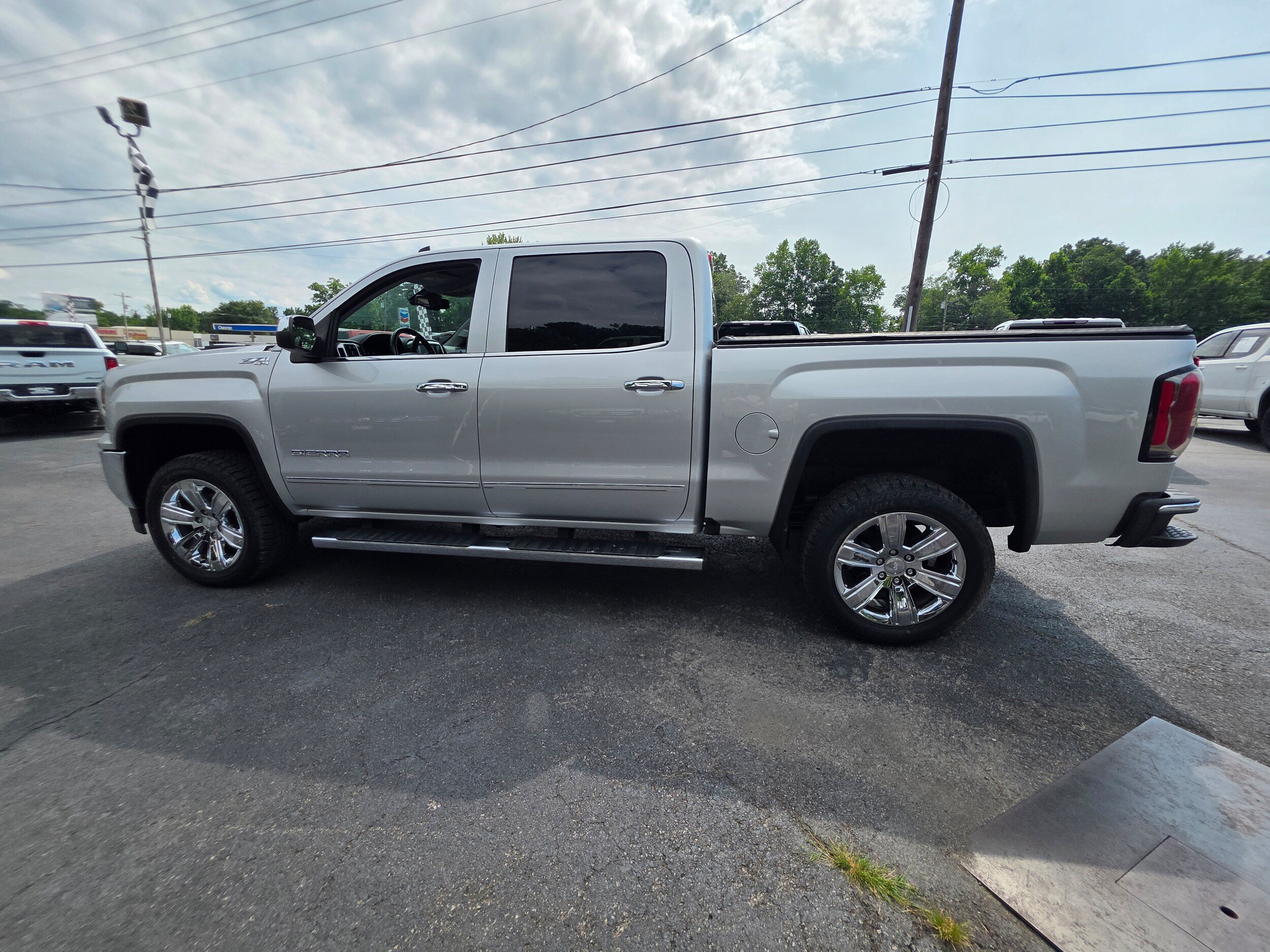 Used 2018 GMC Sierra 1500 SLT AWD/4WD image 9