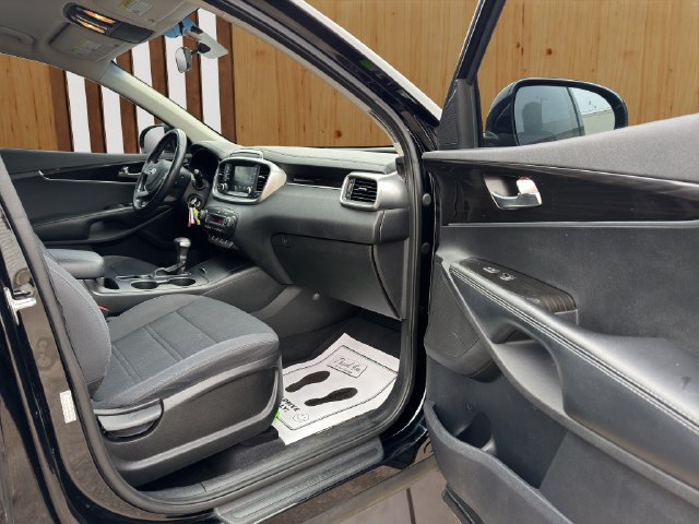 Used 2019 Kia Sorento AWD V6 image 32