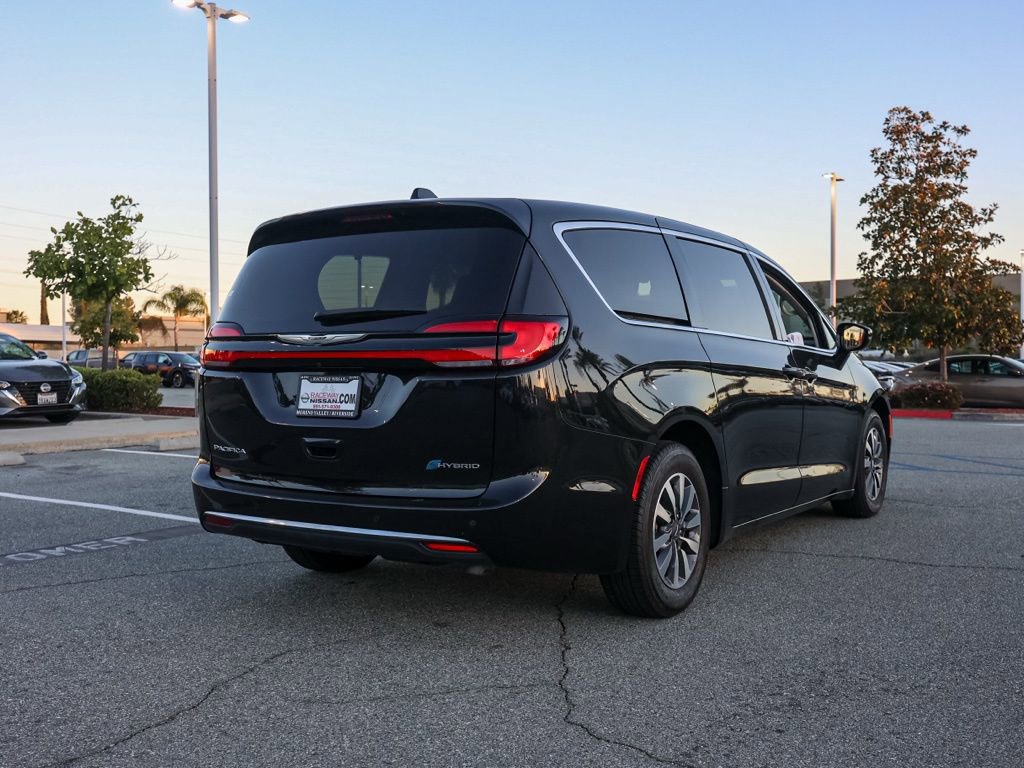Used 2024 Chrysler Pacifica Select image 4