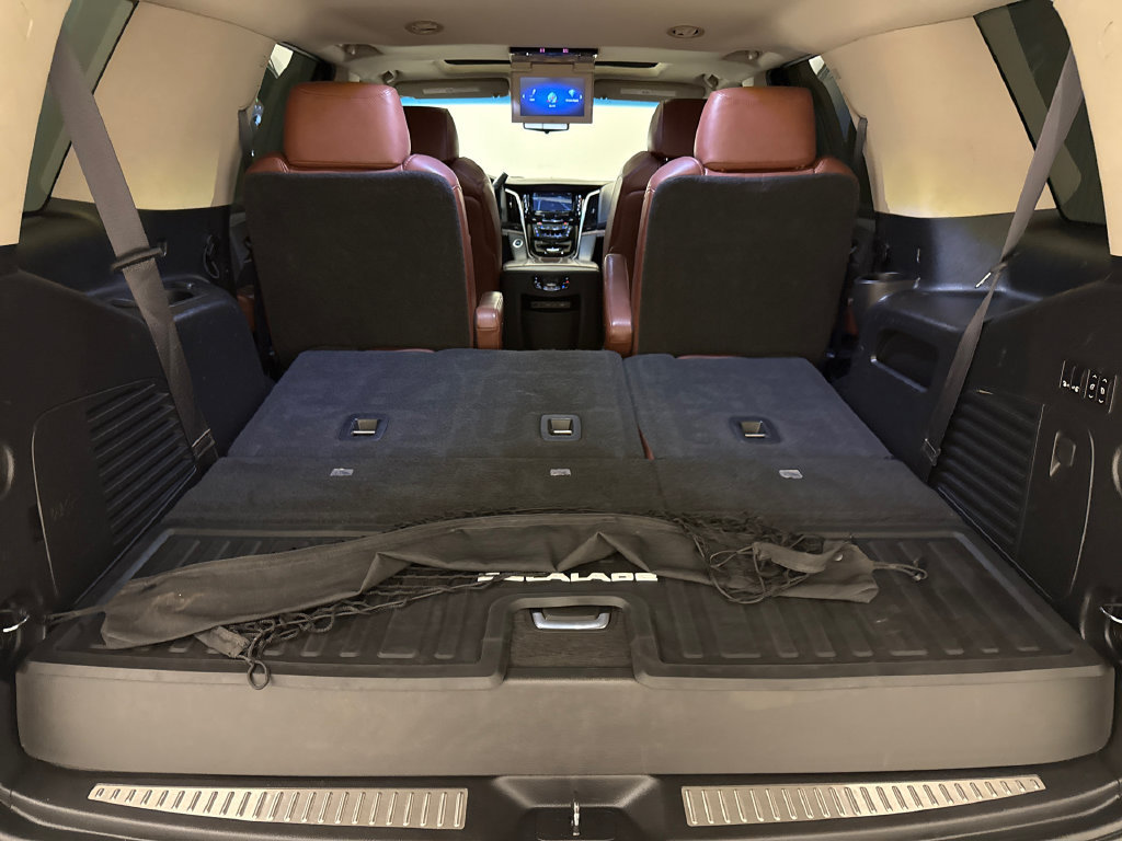 Used 2020 Cadillac Escalade Premium Luxury w/ Escalade Sport Edition AWD/4WD image 11