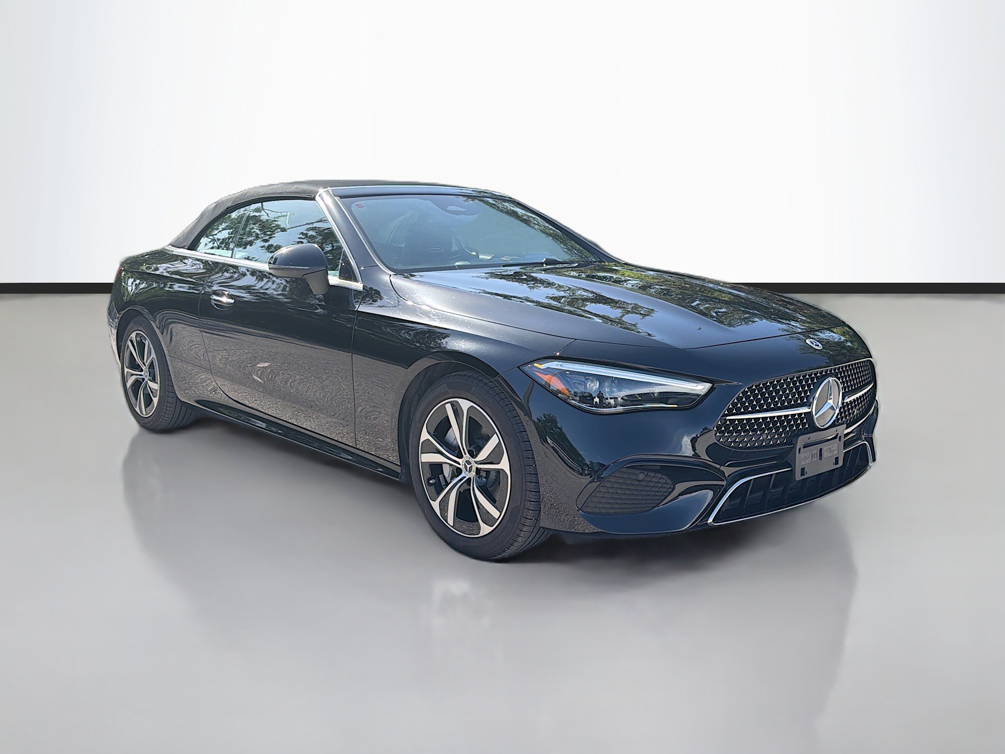 Used 2025 Mercedes-Benz CLE 300 4MATIC Cabriolet image 7