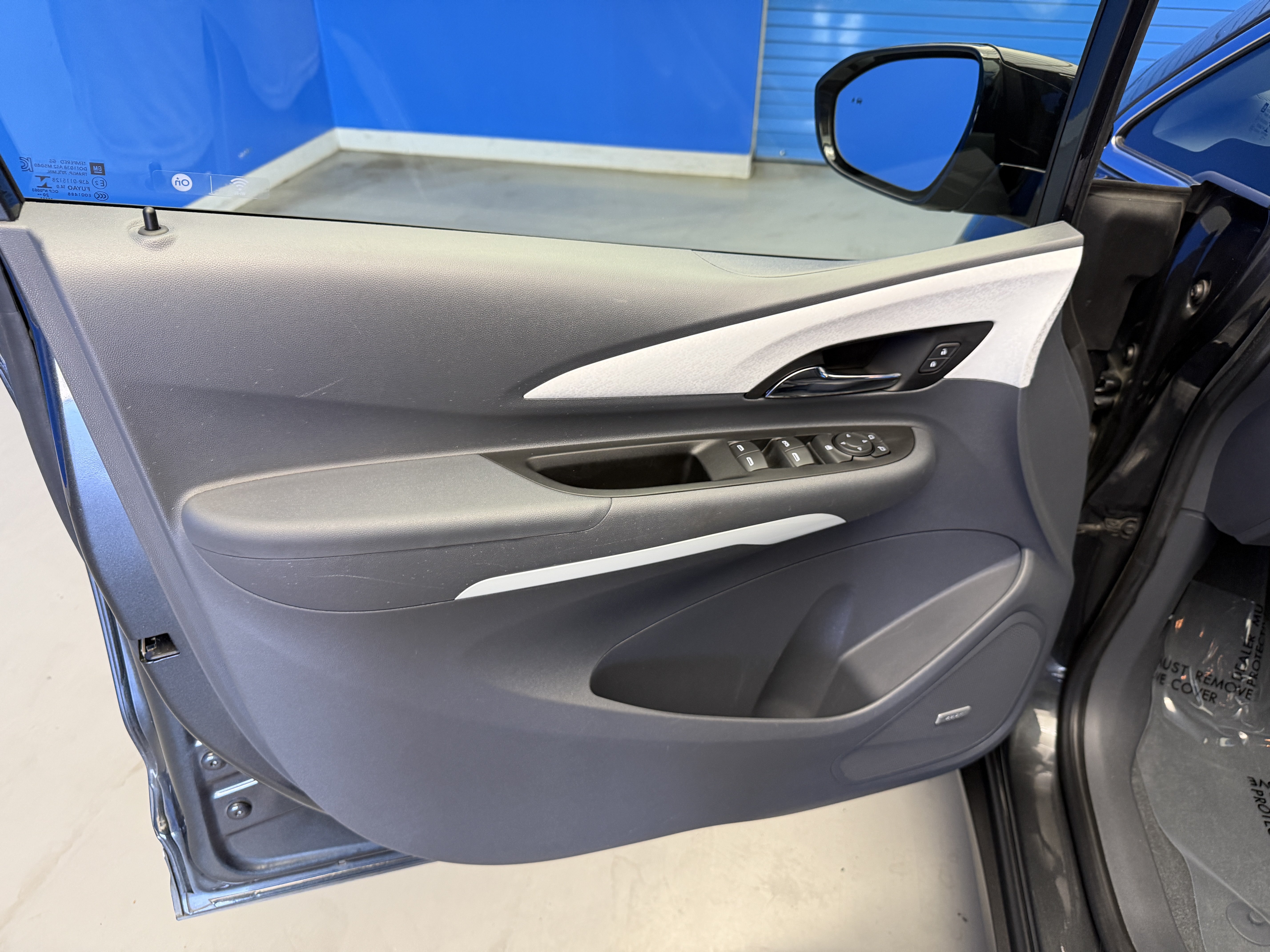 Used 2020 Chevrolet Bolt Premier w/ Infotainment Package FWD image 9