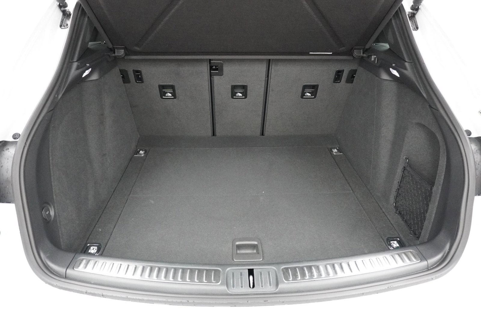 Certified 2025 Porsche Macan image 12