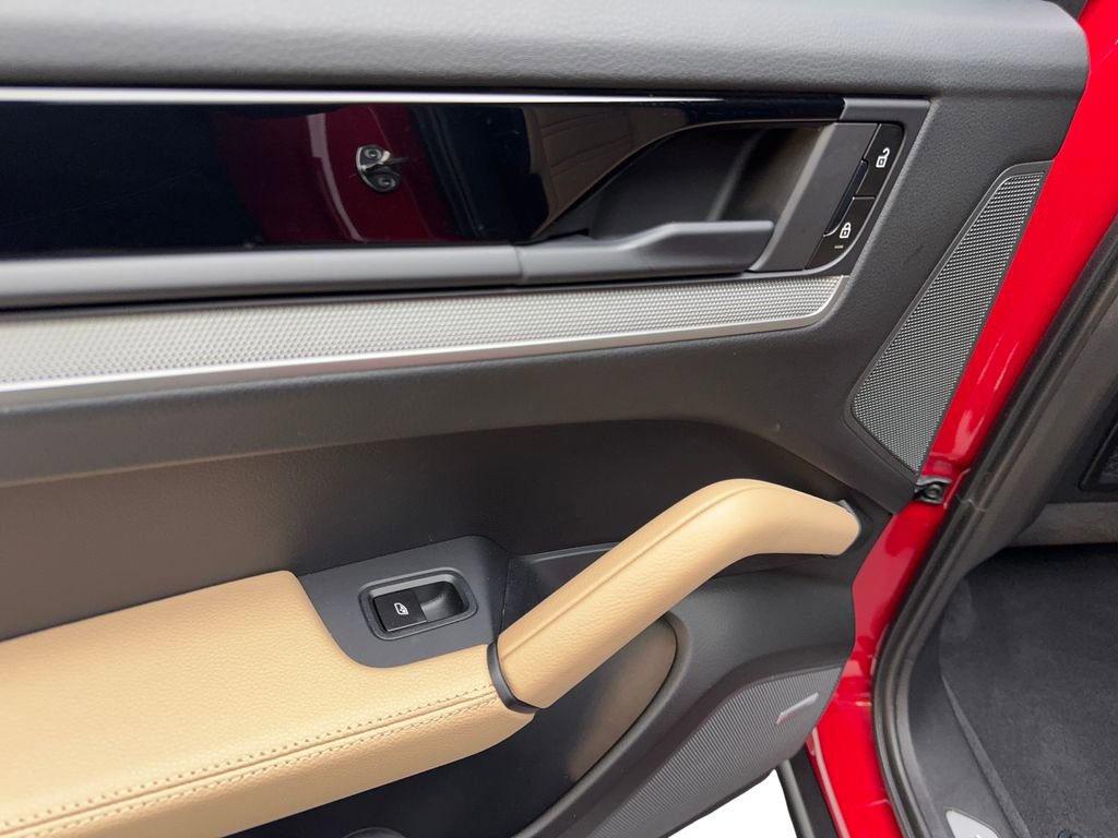 Used 2026 Porsche Cayenne Coupe image 38