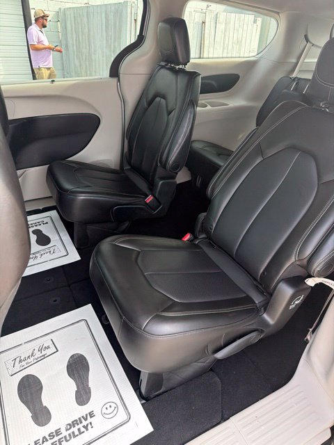 Used 2023 Chrysler Pacifica Touring-L FWD image 10