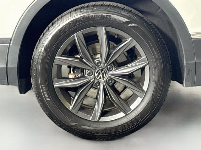 Used 2023 Volkswagen Tiguan SE AWD/4WD image 33