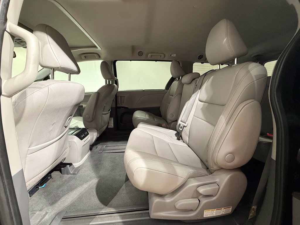 Used 2020 Toyota Sienna XLE w/ Carpet Mat Package FWD image 20