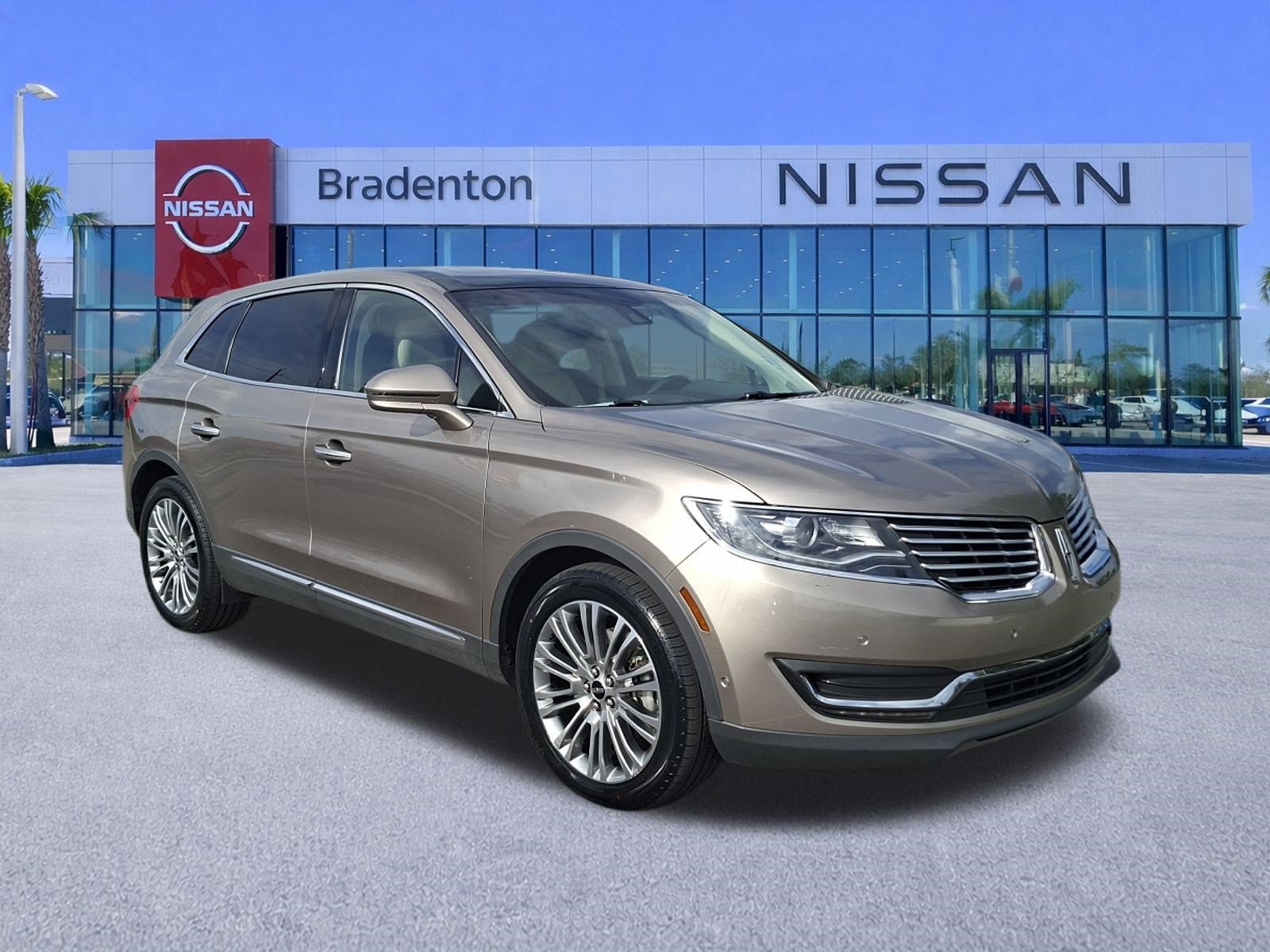 Used 2018 Lincoln MKX Reserve w/ Driver Assistance Package FWD image 3