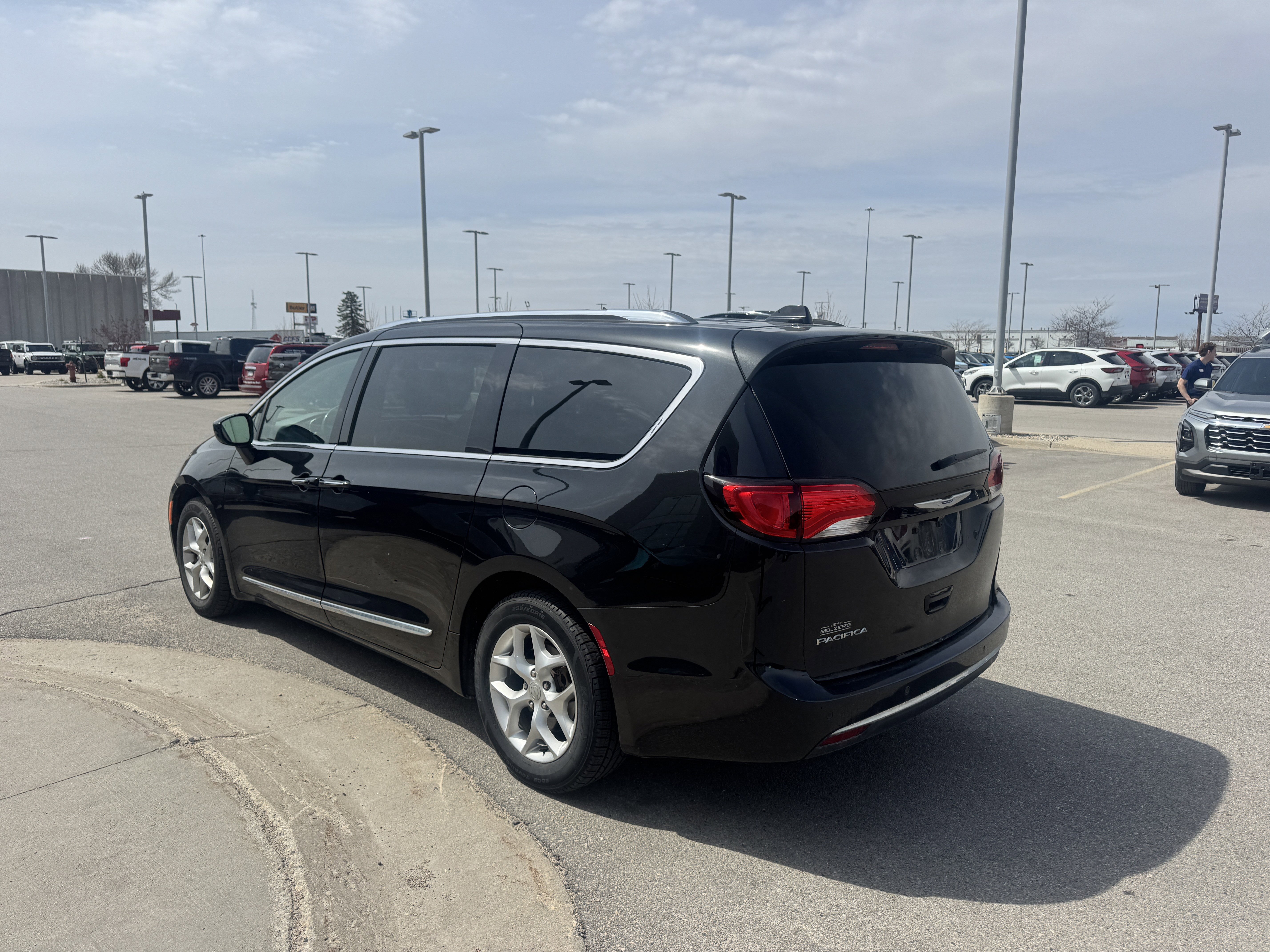 Used 2019 Chrysler Pacifica Touring-L w/ Tire & Wheel Group FWD image 3