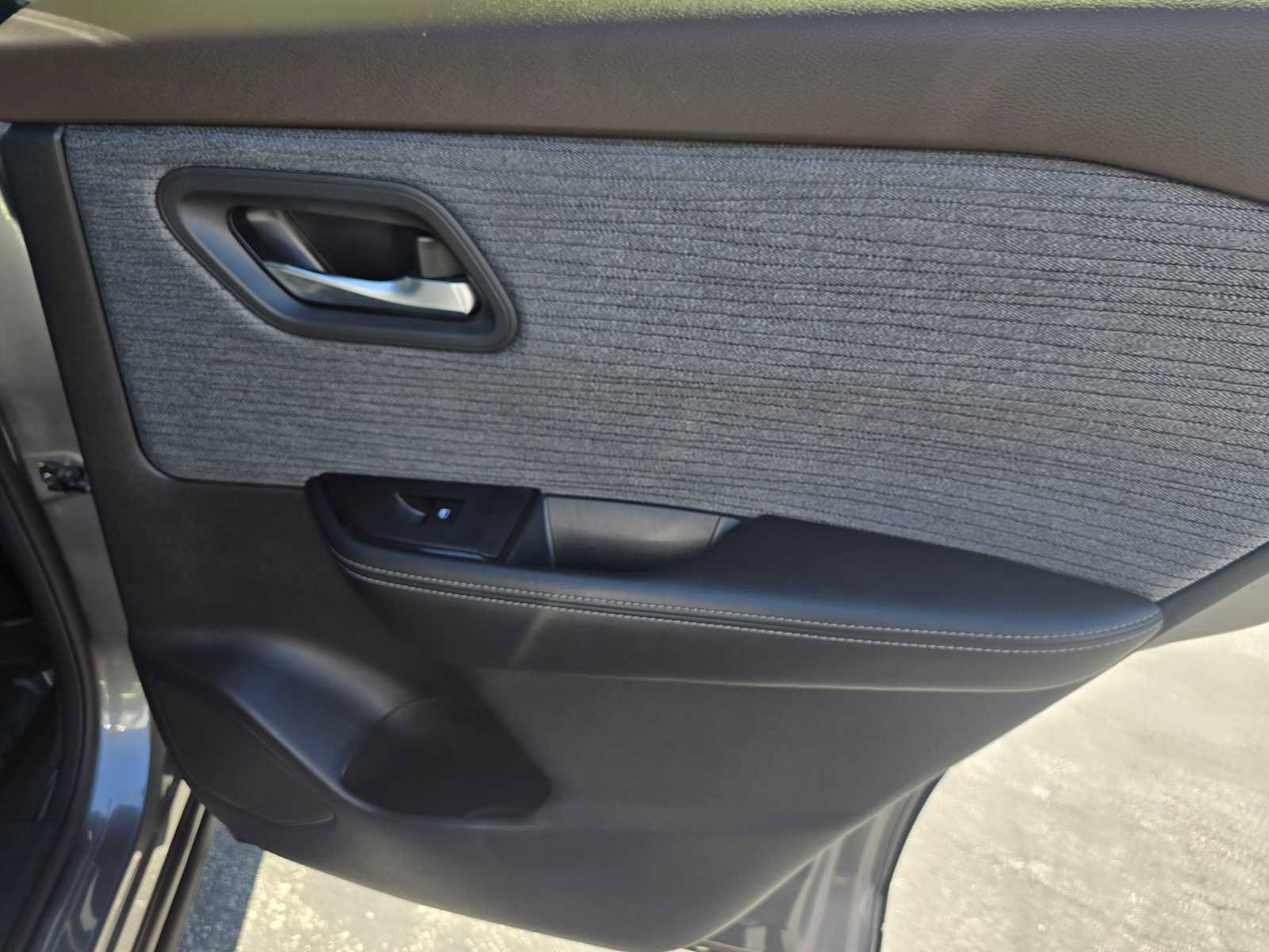 Used 2023 Nissan Rogue SV image 14