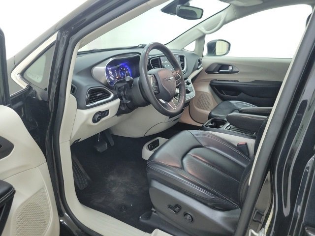 Used 2023 Chrysler Pacifica Touring-L image 21