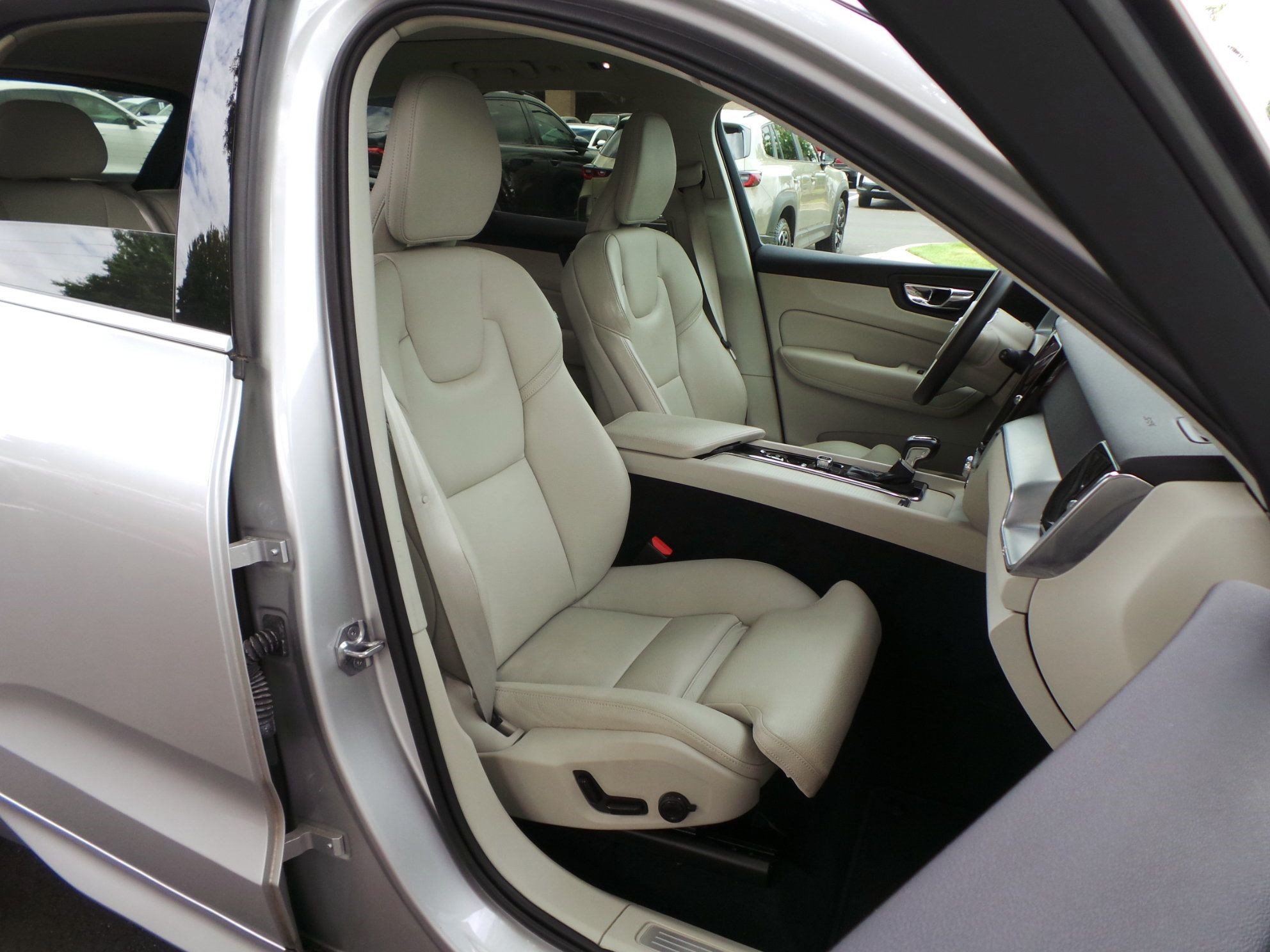 Used 2019 Volvo XC60 T5 Momentum w/ Premium Package AWD/4WD image 16