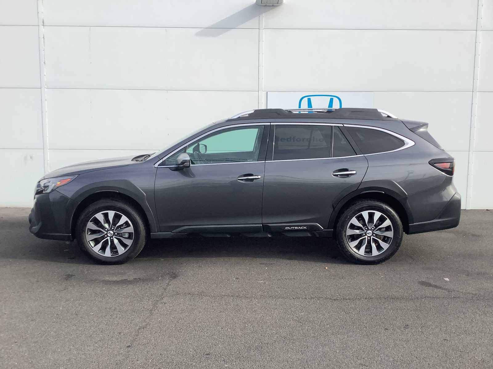 Used 2023 Subaru Outback Touring image 2