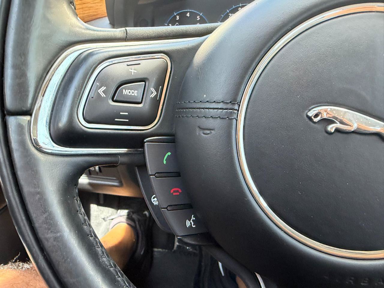Used 2016 Jaguar XJ L Supercharged RWD image 28
