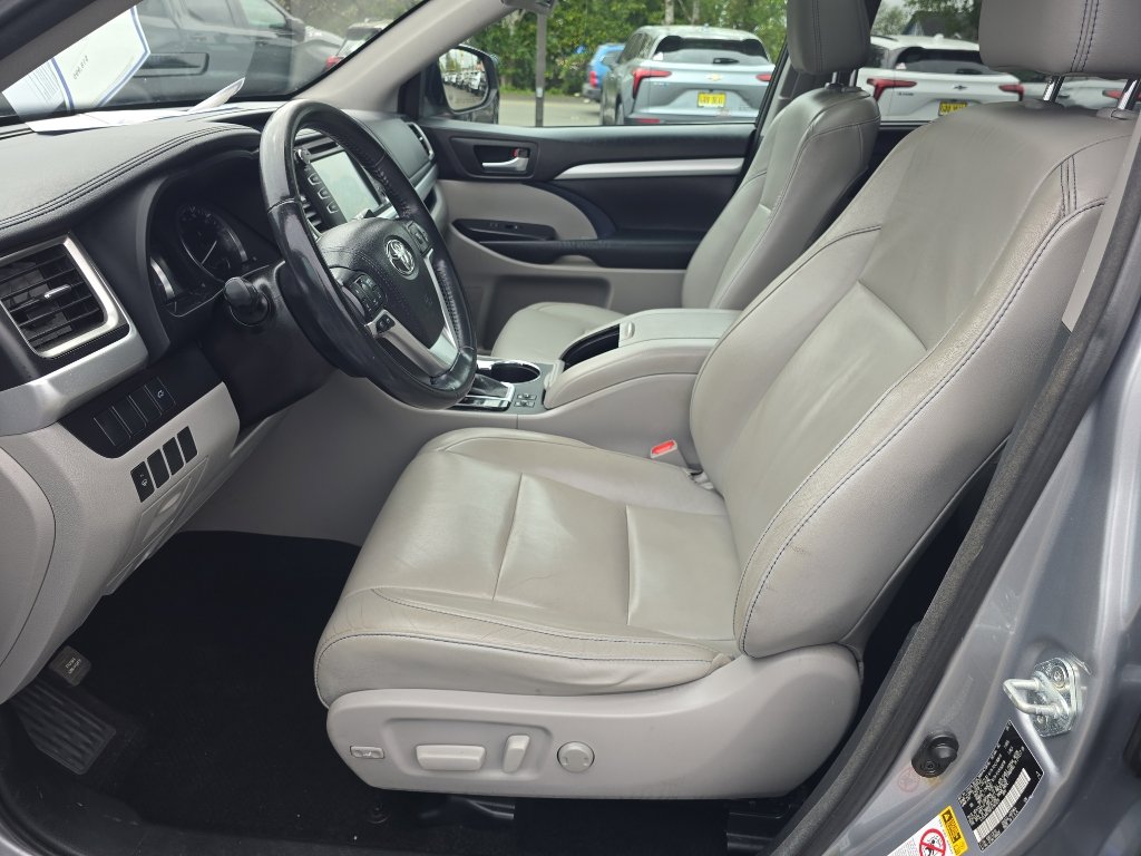 Used 2015 Toyota Highlander XLE AWD/4WD image 16