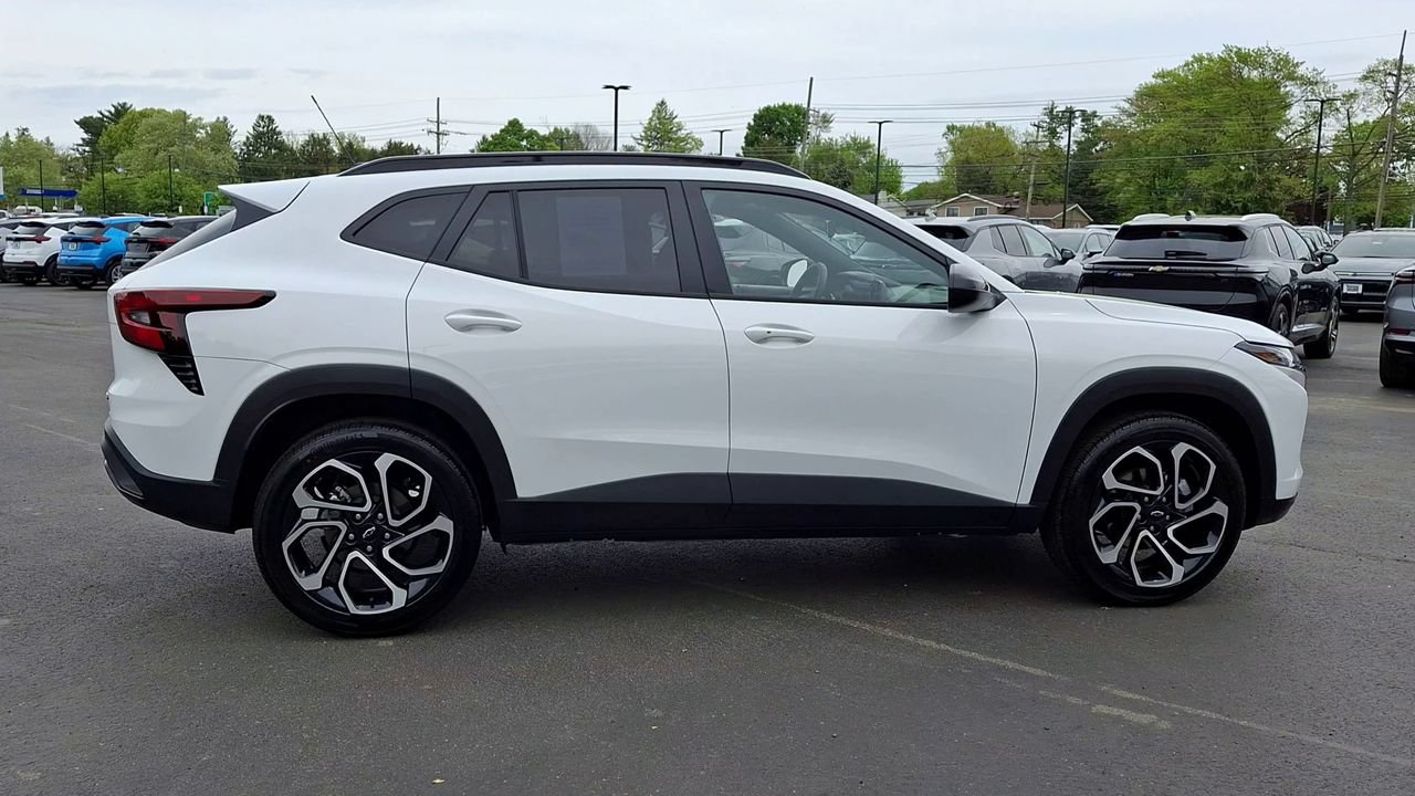 New 2026 Chevrolet Trax RS w/ Sunroof Package FWD image 3