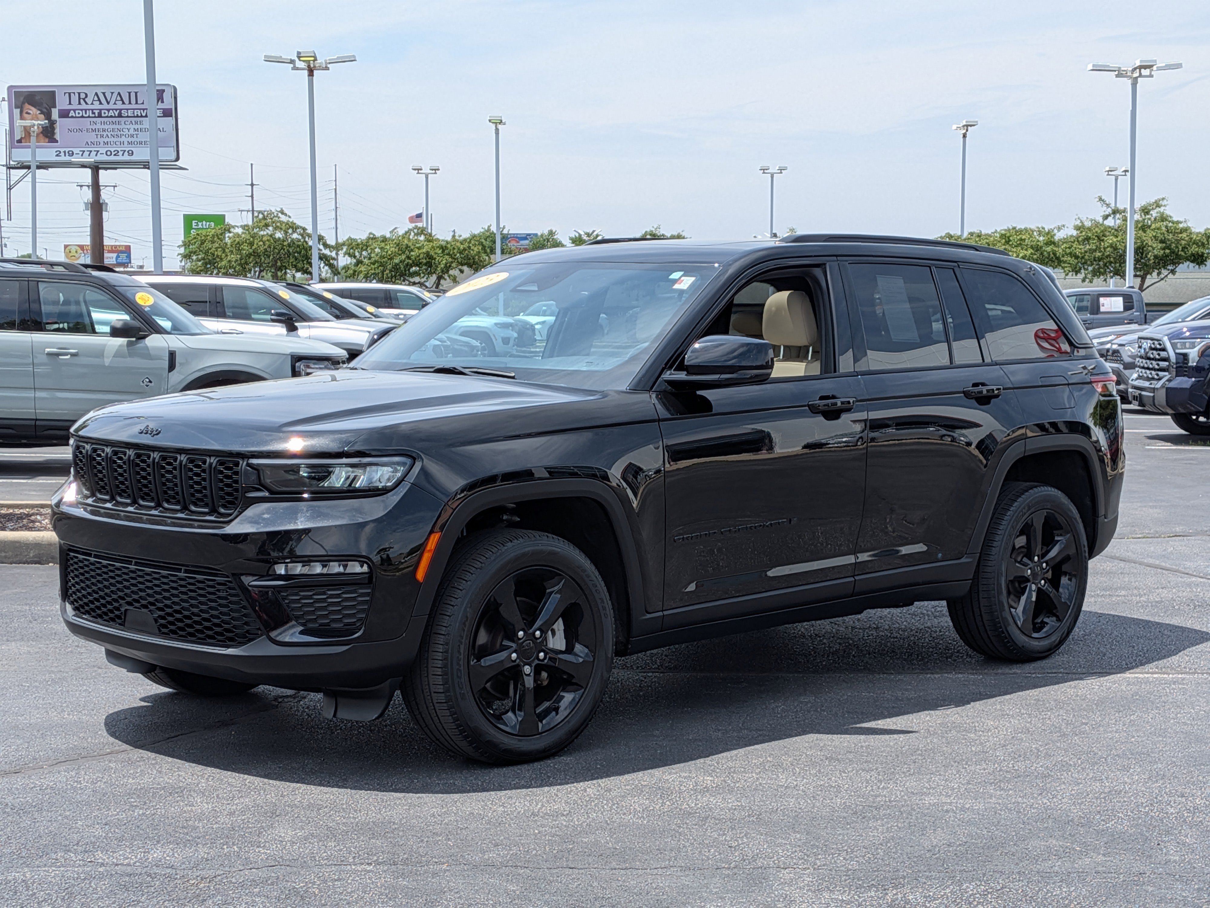 Used 2023 Jeep Grand Cherokee Limited w/ Black Appearance Package AWD/4WD image 4