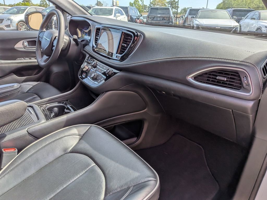 Used 2025 Chrysler Pacifica Limited image 32