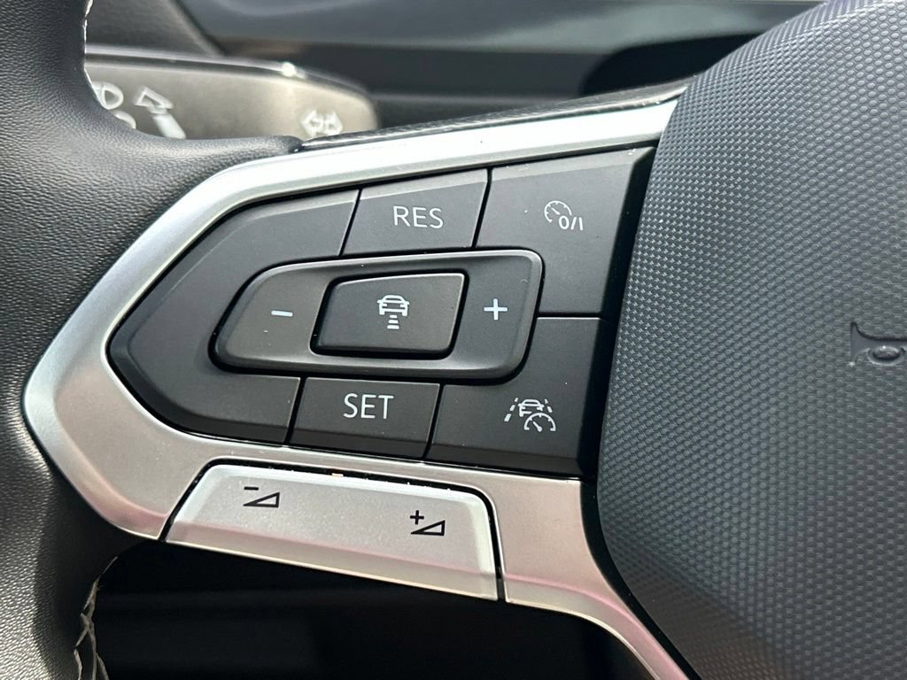 Certified 2023 Volkswagen Tiguan SE R-Line FWD image 27