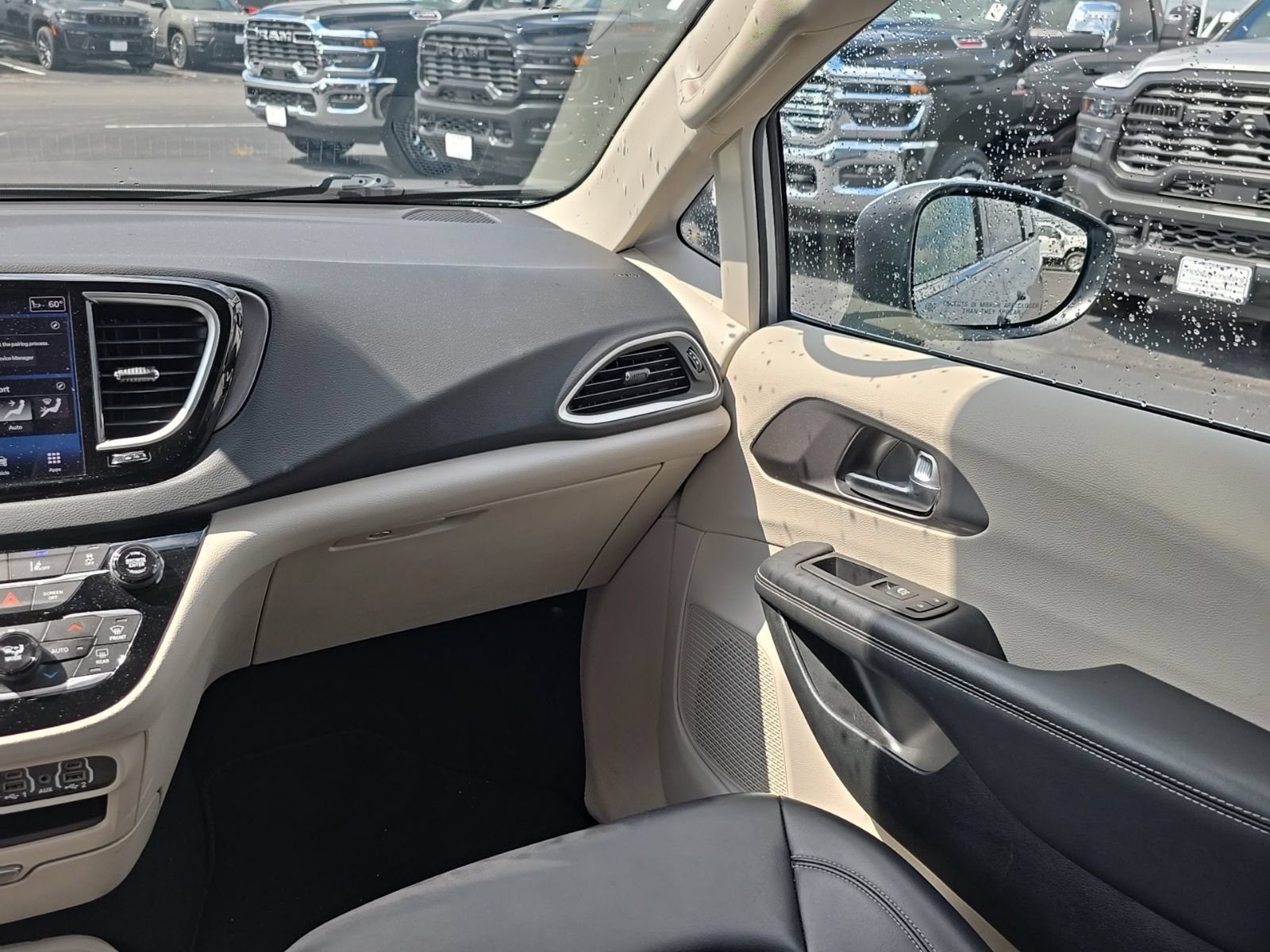 Used 2023 Chrysler Pacifica Touring-L FWD image 16