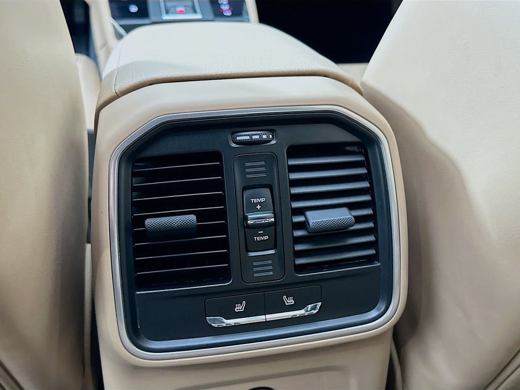 Certified 2024 Porsche Macan AWD/4WD image 27