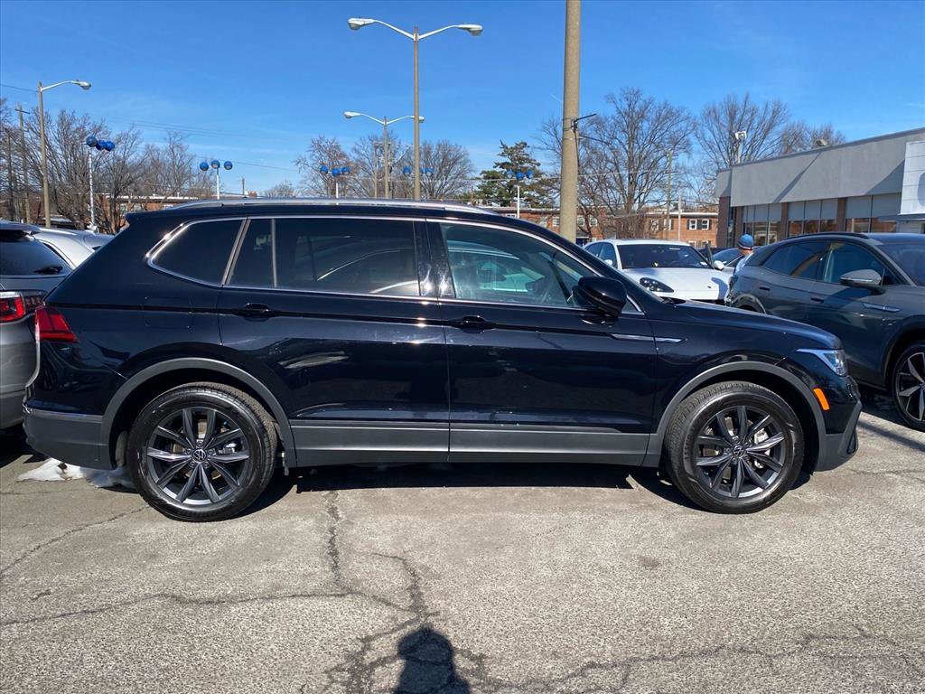 Used 2024 Volkswagen Tiguan SE image 2
