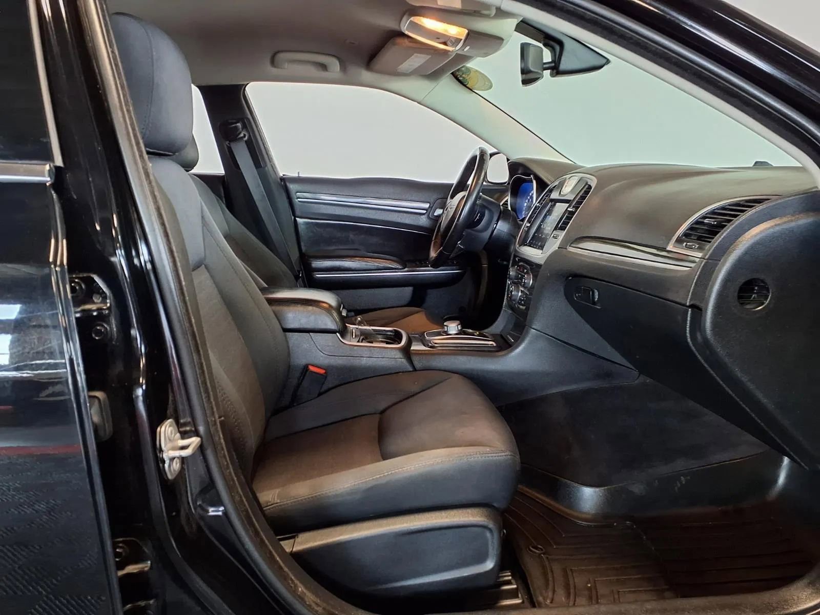 Used 2018 Chrysler 300 Touring image 10