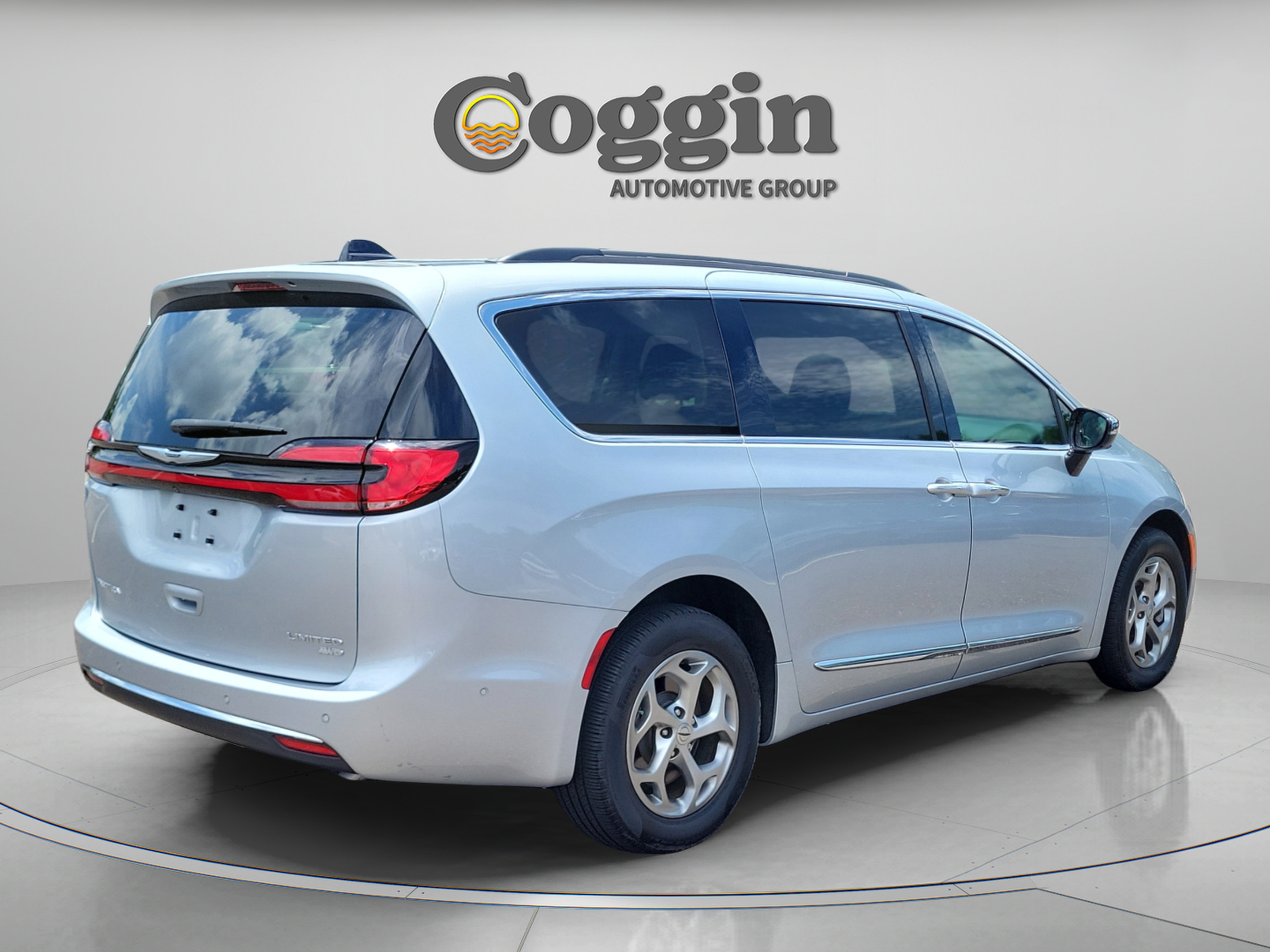 Used 2023 Chrysler Pacifica Limited w/ Uconnect Theater Family Group AWD/4WD image 5