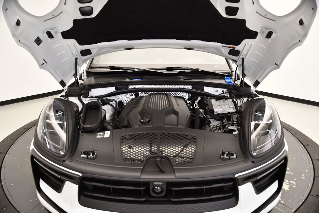 Used 2025 Porsche Macan image 11