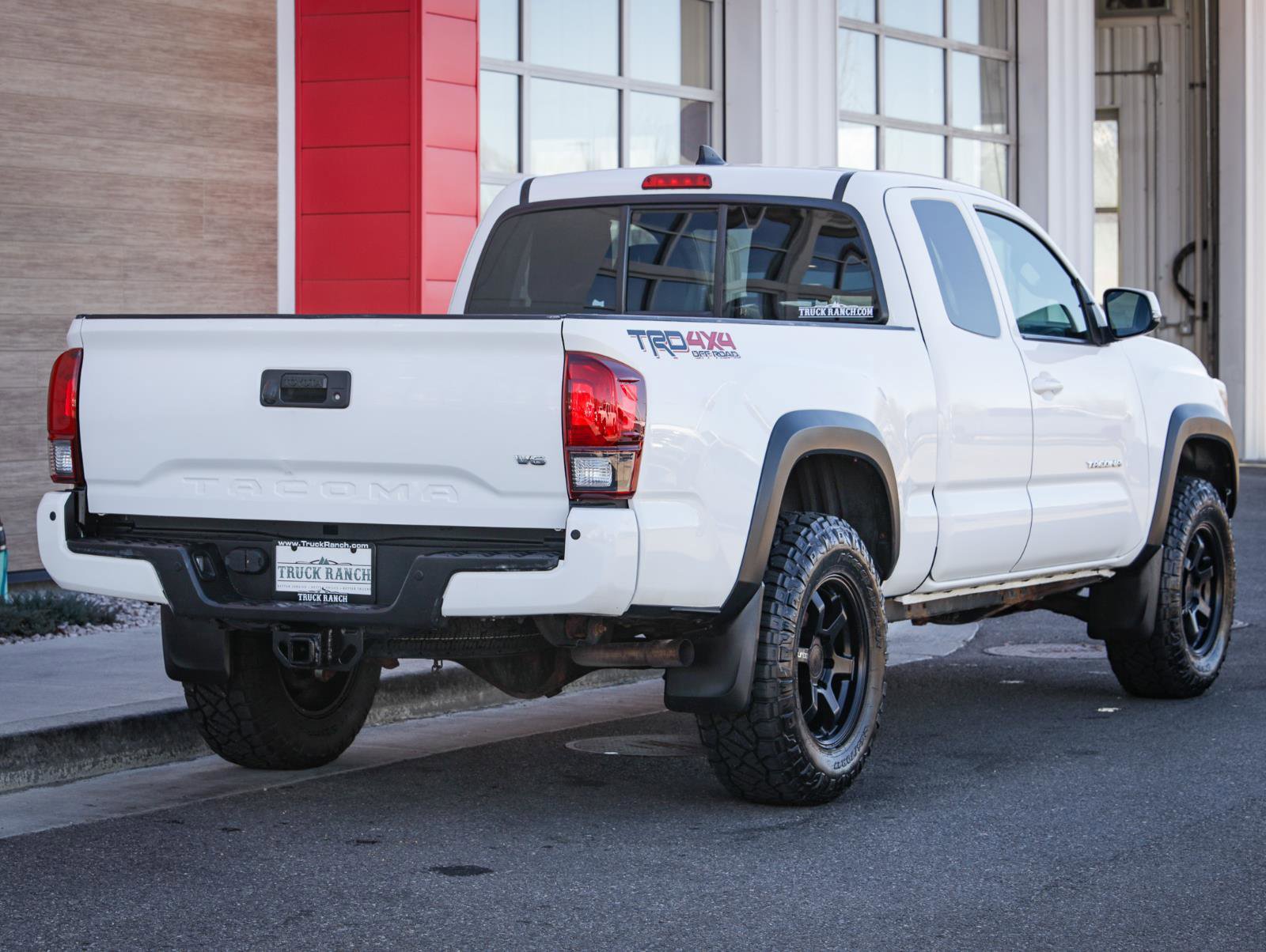 Used 2018 Toyota Tacoma TRD Off-Road w/ Technology Package image 3