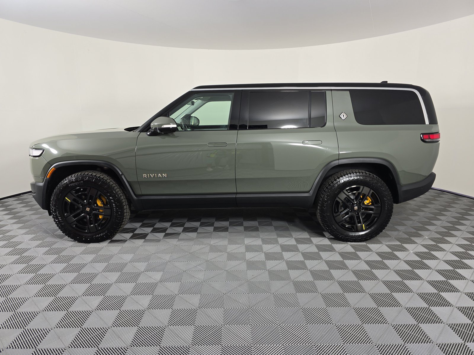 Used 2023 Rivian R1S Launch Edition AWD/4WD image 2