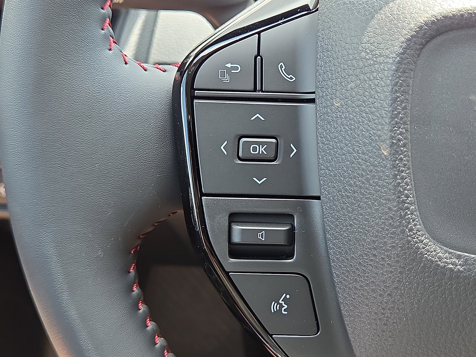 New 2026 Toyota Prius Plug-In Hybrid FWD image 12