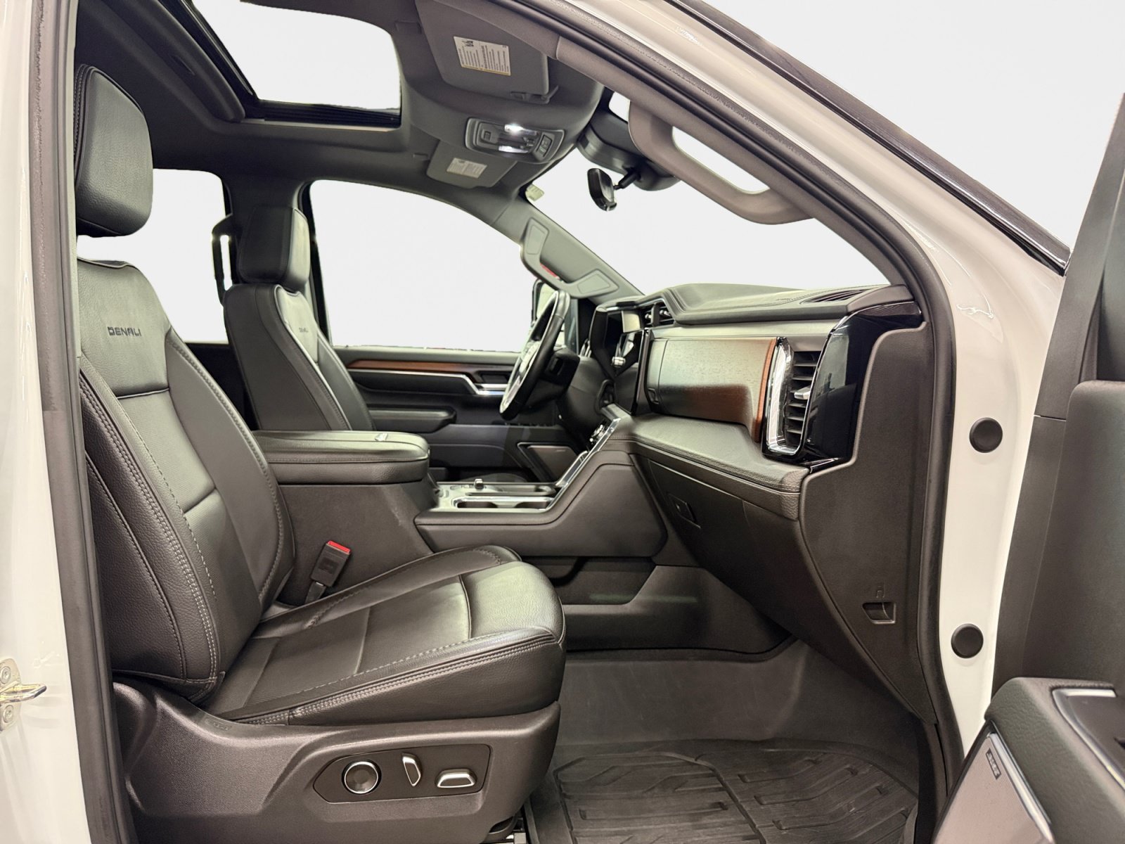 Used 2024 GMC Sierra 2500 Denali w/ Denali Reserve Package AWD/4WD image 11