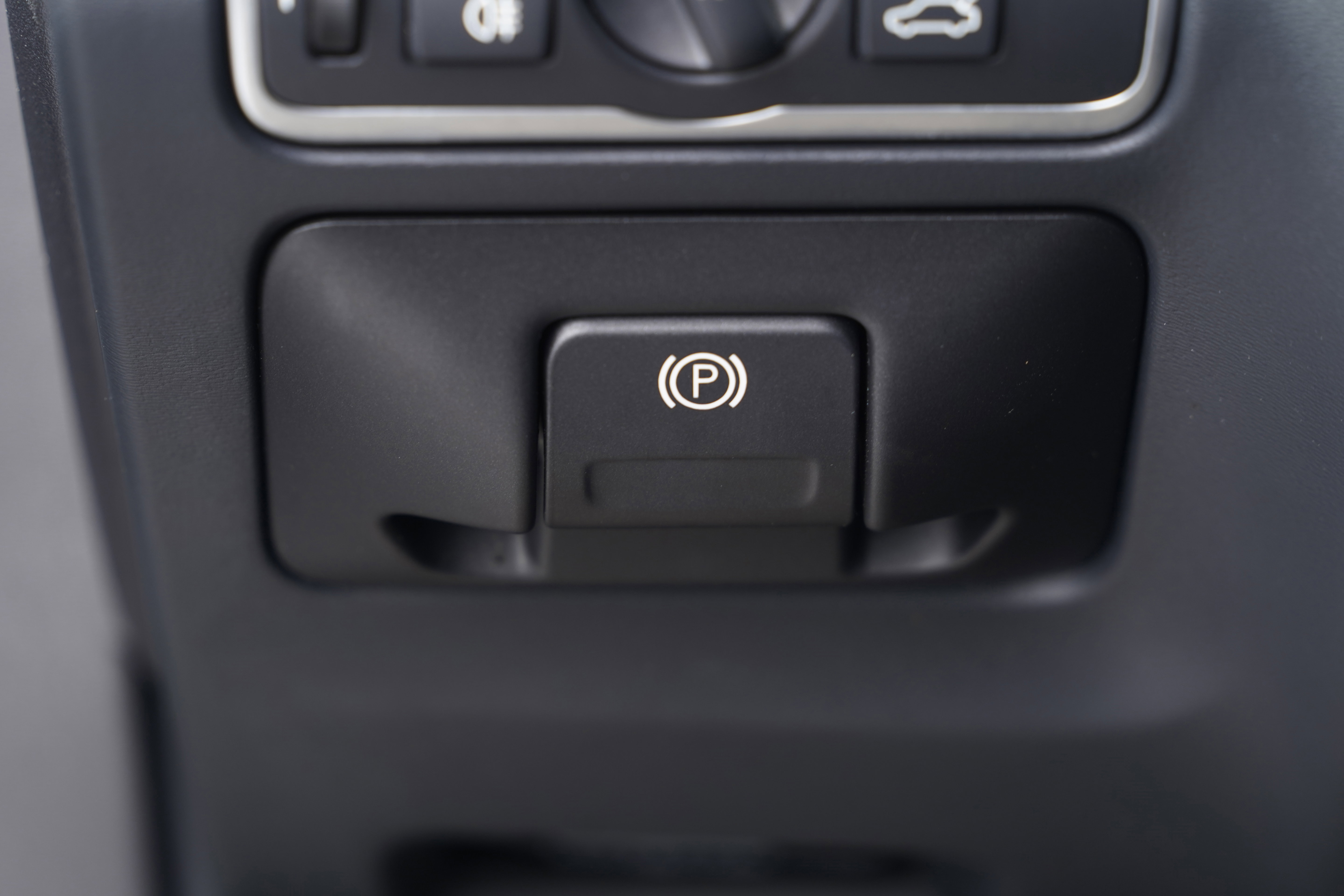 Used 2018 Volvo V60 T5 Dynamic w/ Vision Package FWD image 19
