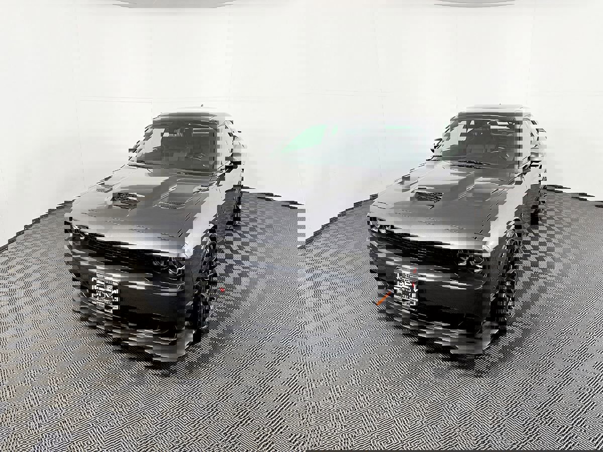 Used 2015 Dodge Challenger SRT Hellcat image 2