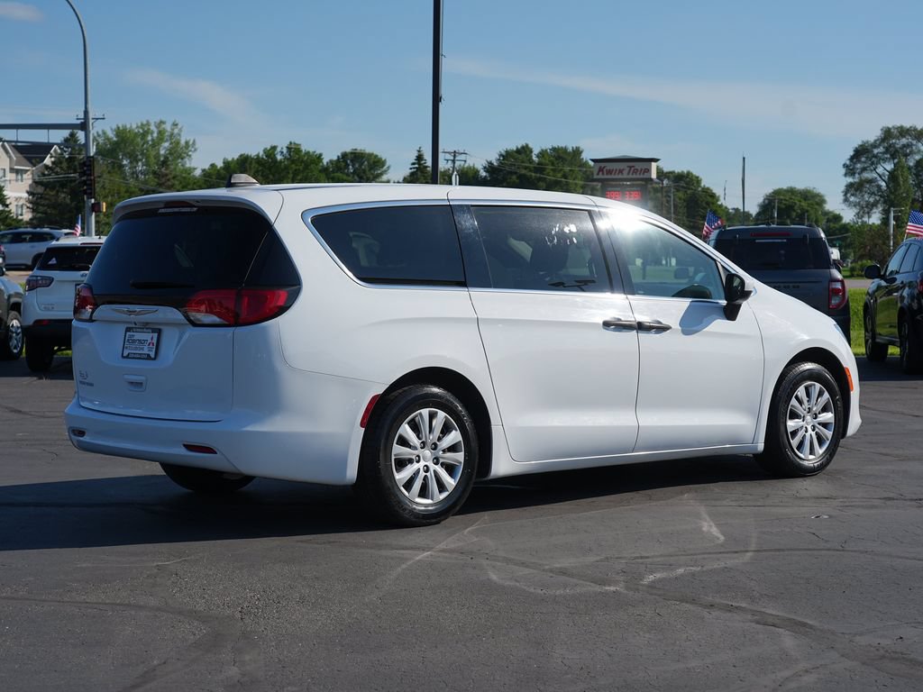 Used 2021 Chrysler Voyager L FWD image 3