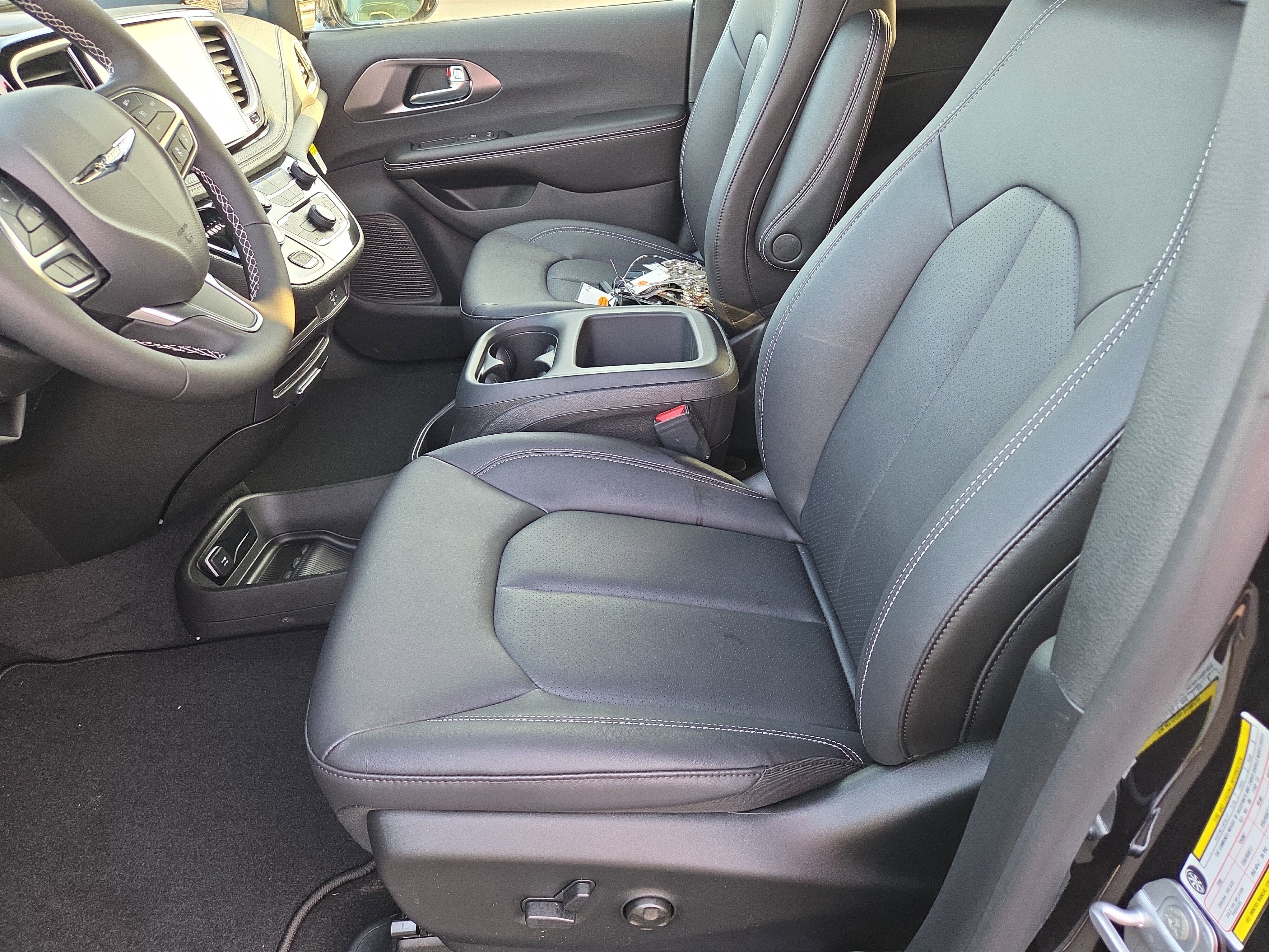 New 2026 Chrysler Pacifica Select FWD image 4