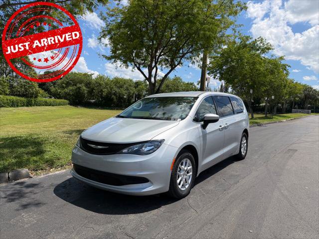 Used 2023 Chrysler Voyager LX FWD image 2