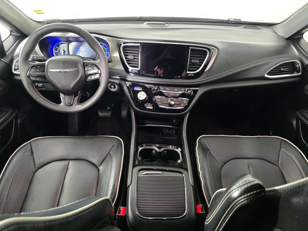 Used 2023 Chrysler Pacifica Limited w/ Uconnect Theater Family Group FWD image 18